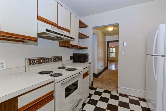 Building Photo - 2Br/2Bth House Walking Distance to Carolin...