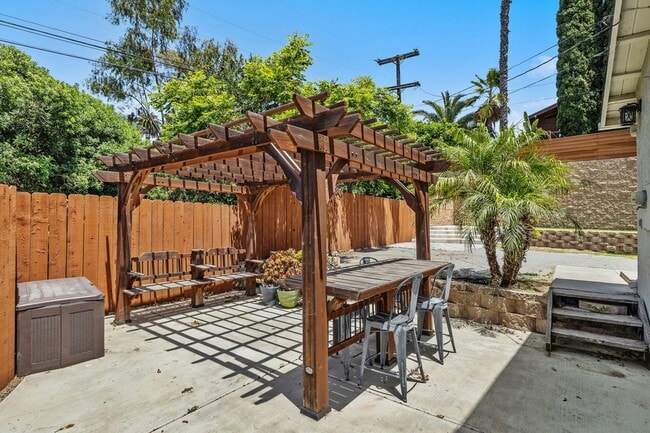 Building Photo - Beautiful 5 Bed, 2 Bath with Large Yard in Mount Helix!!