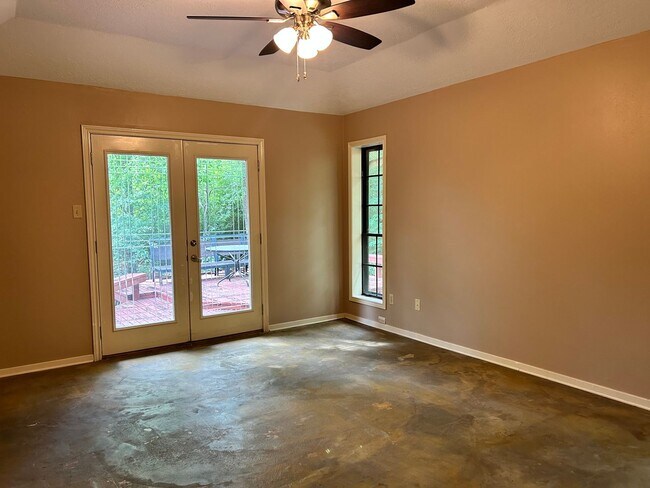 Building Photo - 3 Bedroom 2.5 Bath Home Tucked in Cul-de-sac!! Available NOW!