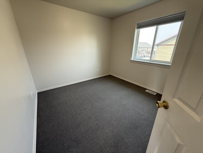 Building Photo - 913 Cardinal Dr