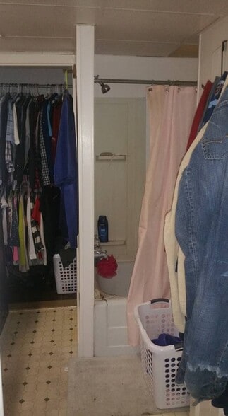 Building Photo - 186 Center St