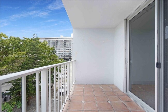 Building Photo - 6900 Bay Dr