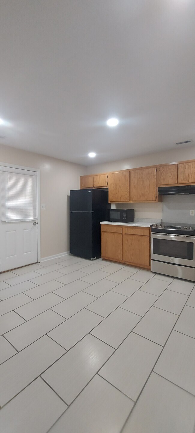 Kitchen - 1102 Pueblo Dr