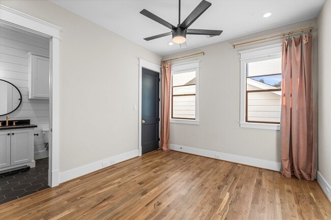 Building Photo - 726 E 28th St