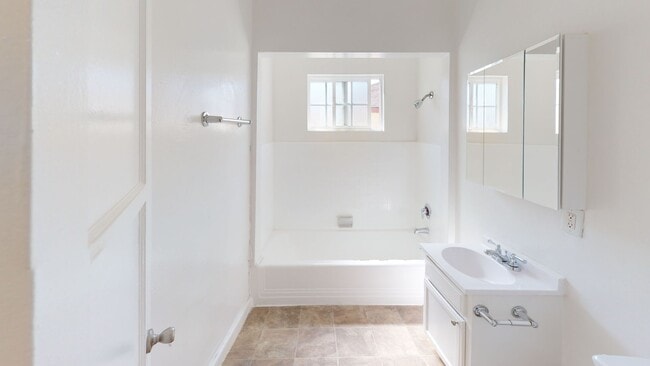 Building Photo - Adams Apartments...Gorgeous Newly Remodeled One Bedroom..Great Location!