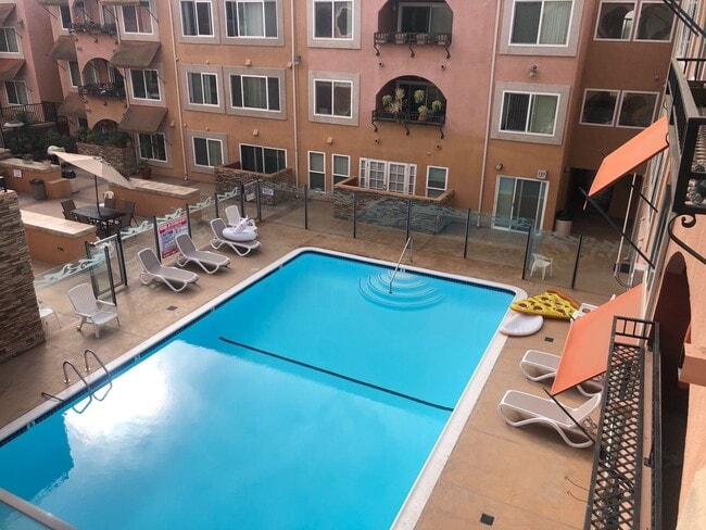 Building Photo - Ocean View 1 Bed/1 Bath in North Pacific Beach!