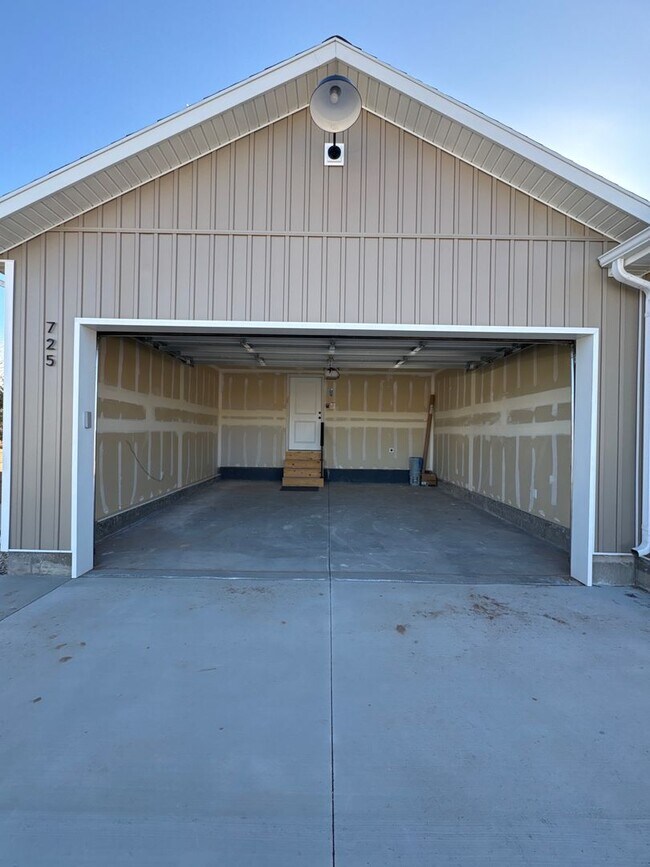 Building Photo - 725 W 350 N