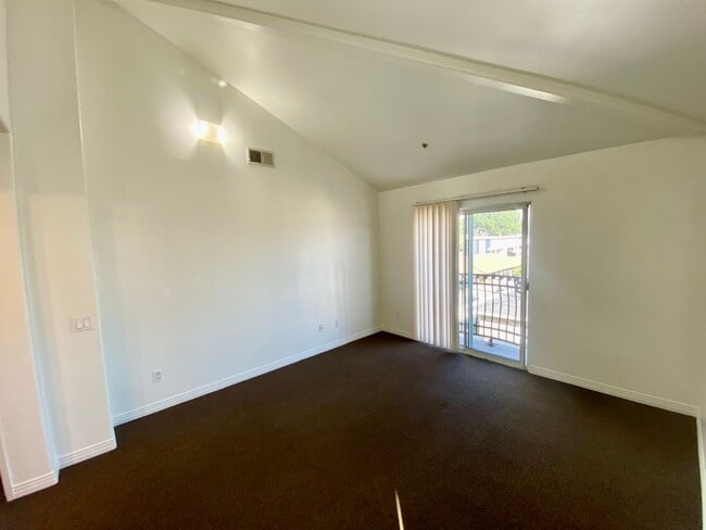 Building Photo - Spacious 4 Bed, 3 Bath Townhouse in Torran...