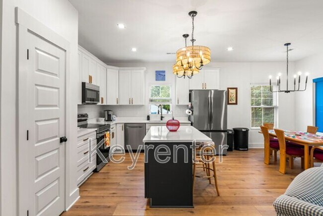 Building Photo - 1406 Lantana Ln NW