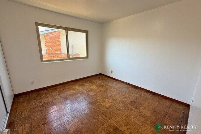 Building Photo - Large 4 Bedroom, 2 Bathroom Home with 2 Car Garage