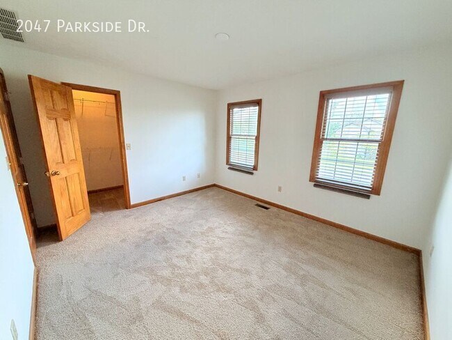 Building Photo - 2047 Parkside Dr