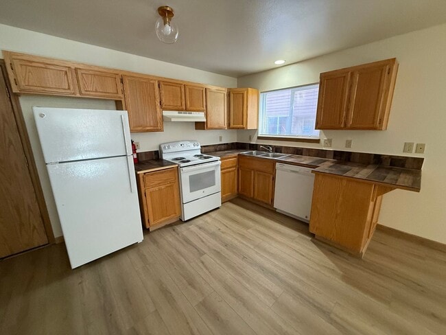 Building Photo - Close to COCC!  Townhouse, 2.5 Bath, W/D Hookups, Gas Fireplace, Water/Sewer Paid, Garage