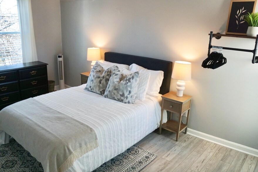 Building Photo - 912 E Spring St