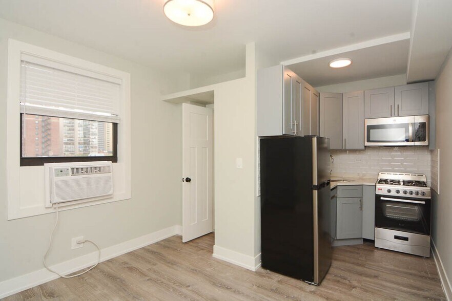 Building Photo - 508 W Belmont Ave