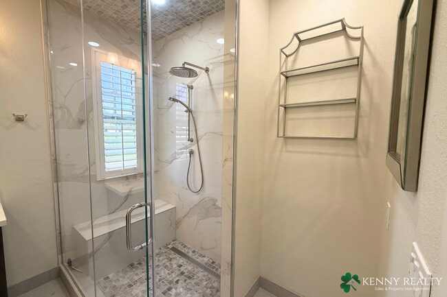 Building Photo - Spacious 3 bedroom, 2.5 Bathroom Condo w/ ...