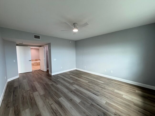 Building Photo - 15051 Royal Oaks Ln