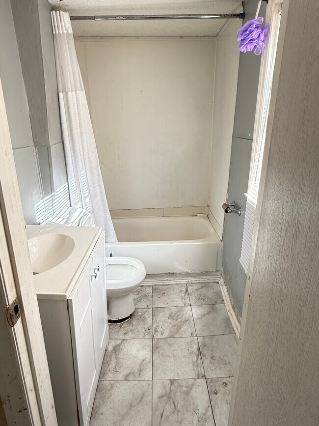 Bathroom - 400 Farrar St