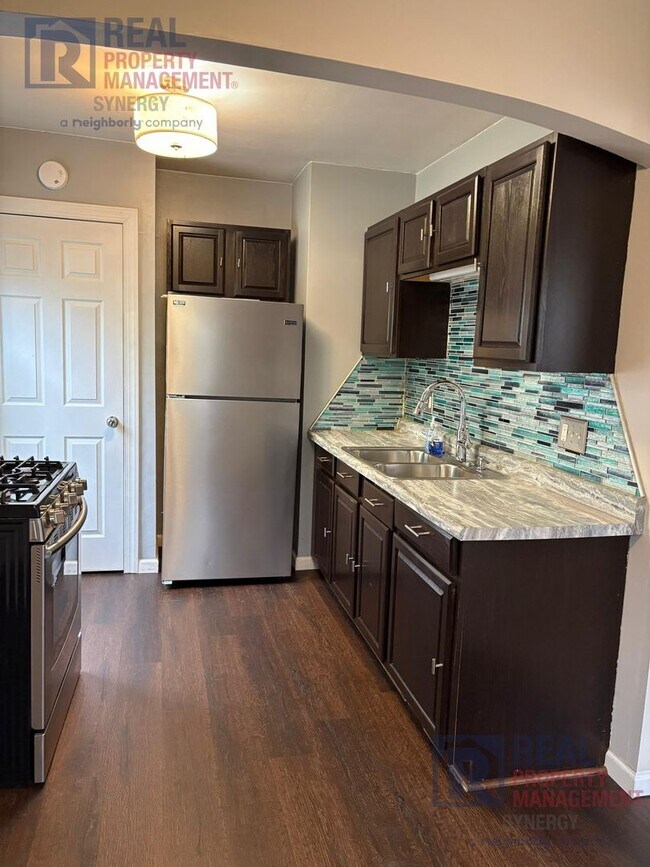 Building Photo - Charming Two Bedroom House