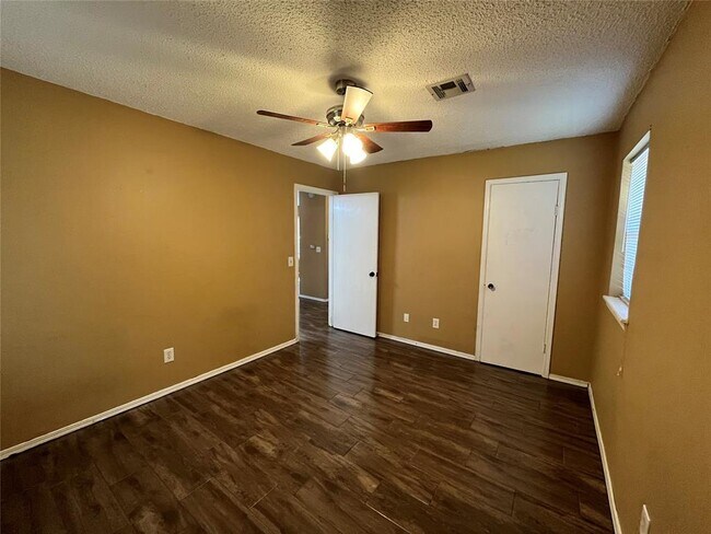 Building Photo - 829 Russell Cir