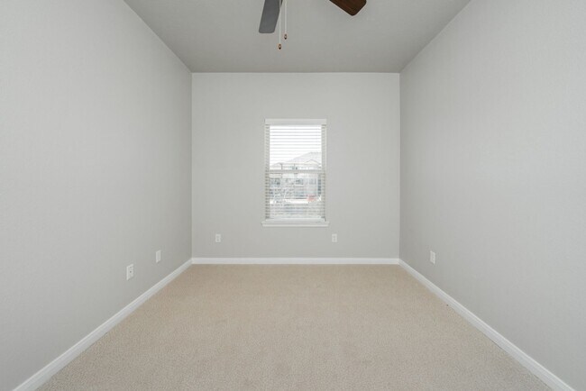 Building Photo - Spacious Townhome Available For the New Year!
