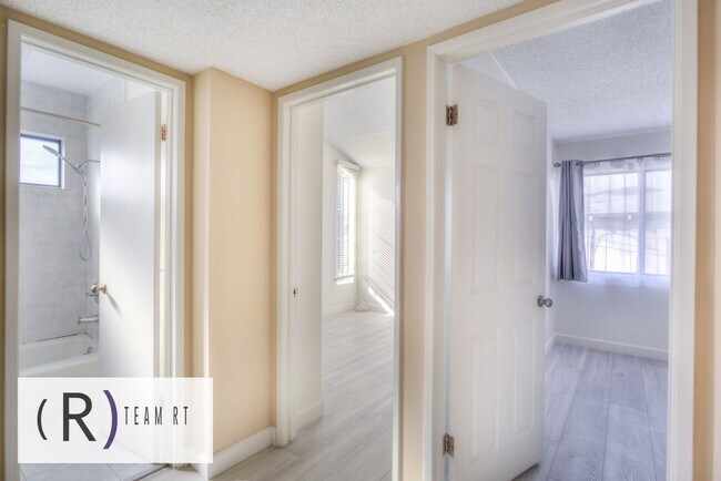 Building Photo - Gorgeous townhouse in a quiet 6-unit gated complex
