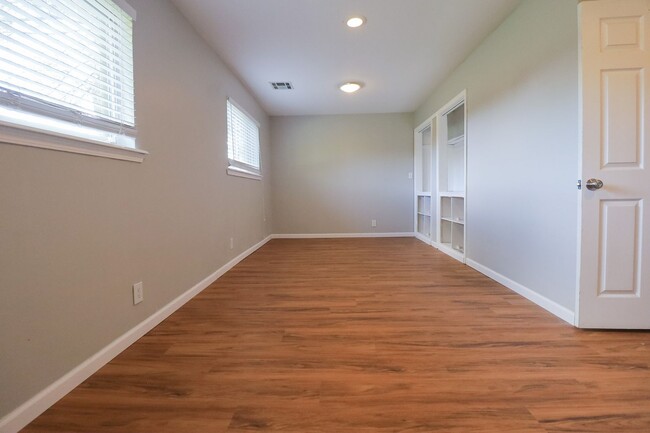 Building Photo - 4 Bedroom Home Available For Immediate Mov...