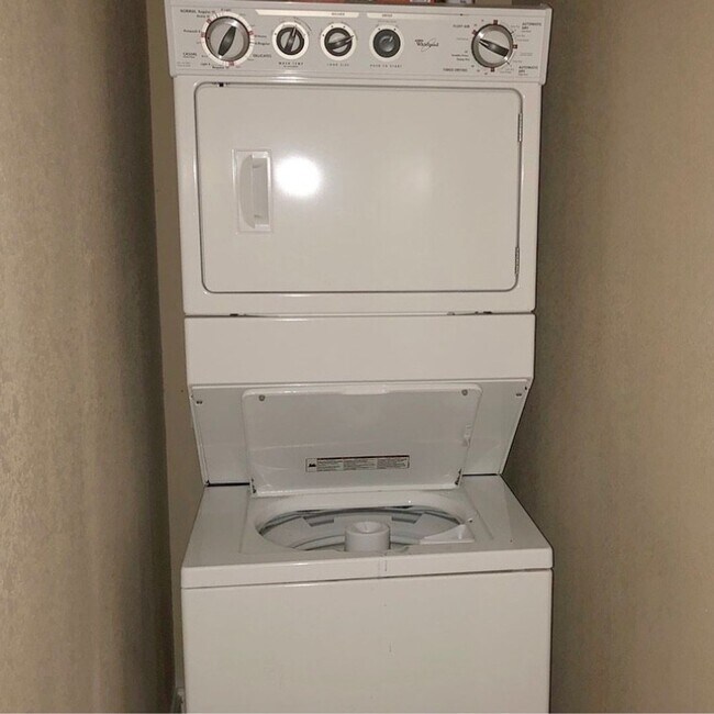 Building Photo - FALL 2026! 1 Bedroom Condominium just blocks from Kinnick and UIHC