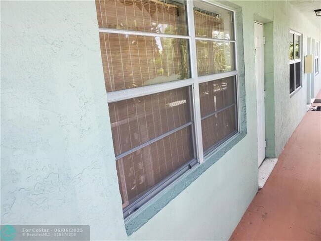 Building Photo - 2607 NE 8th Ave