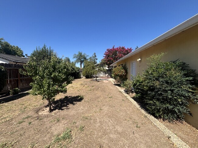 Building Photo - Modesto 3 Bedroom 2 Bathroom Home