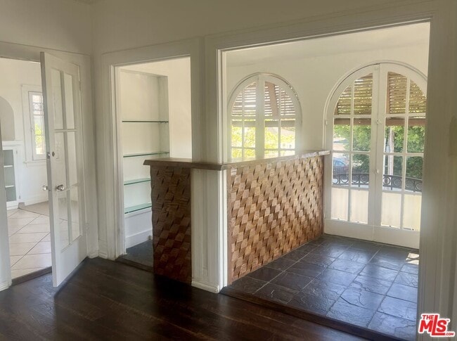 Building Photo - 456 S Wilton Pl