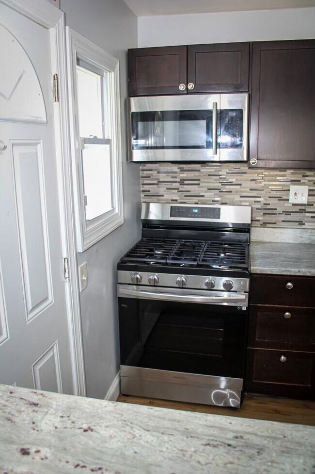 Building Photo - Stunning 3-Bedroom Home with Modern Amenit...