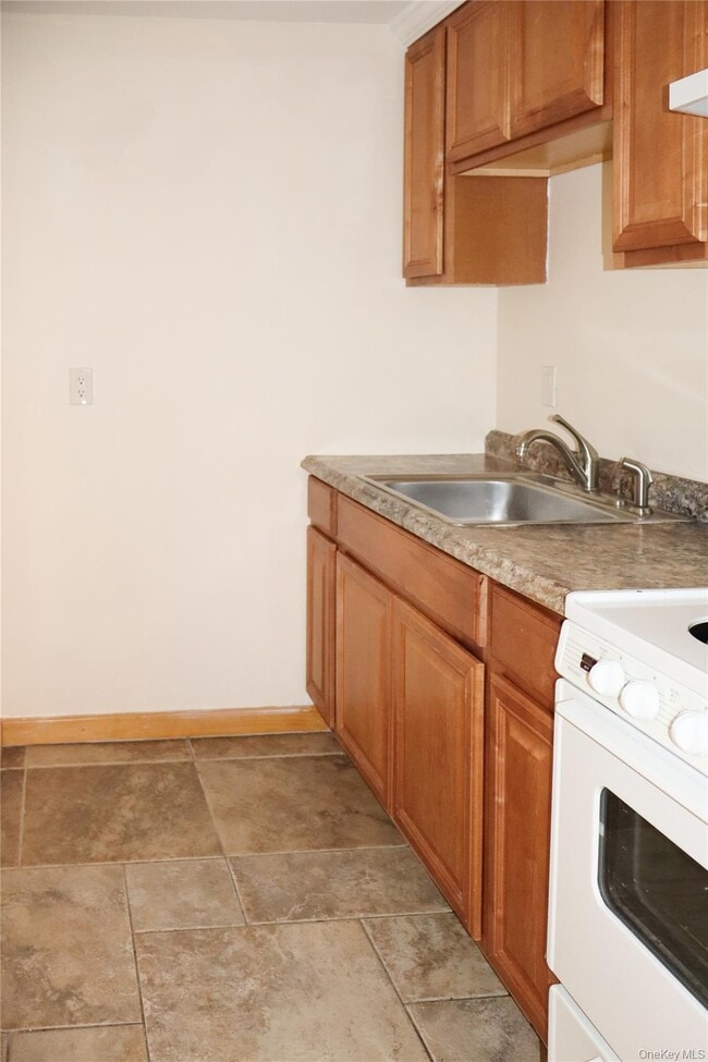 Building Photo - 642 6th Ave W