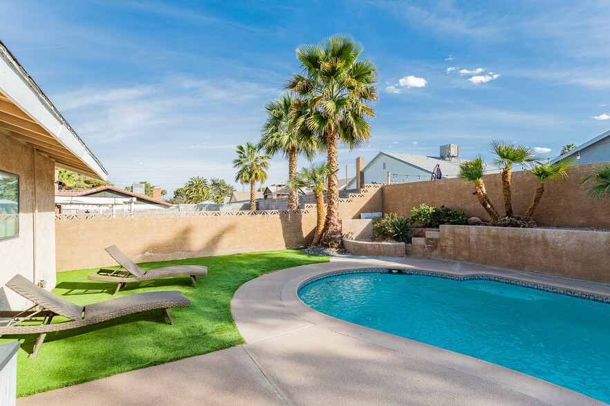Turf area - 3112 La Mesa Dr