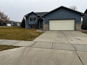 Building Photo - 5 Bed/2 Bath Rental Home on West Side!
