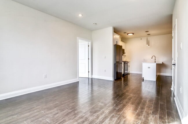 Building Photo - 1901 Summit Ave