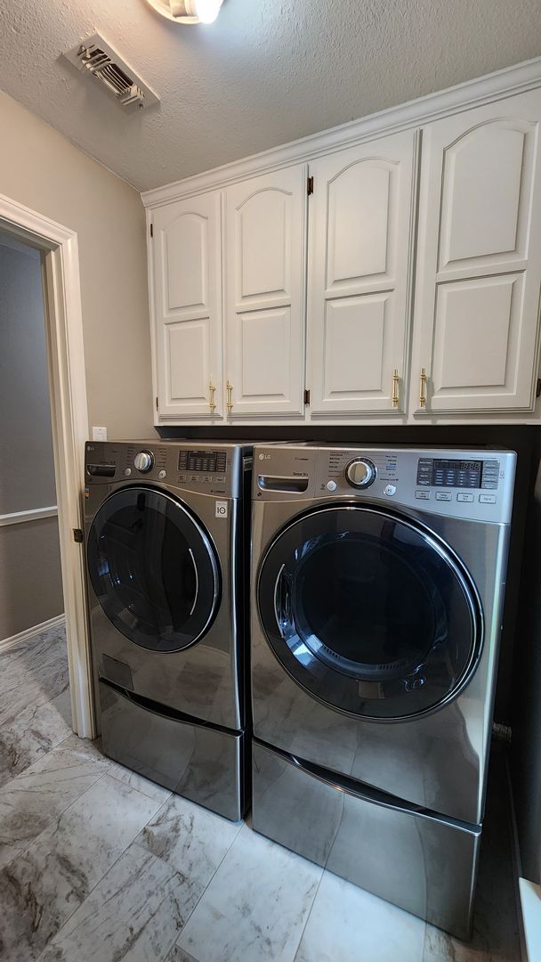 Building Photo - Remodeled with Luxurious Finishes!