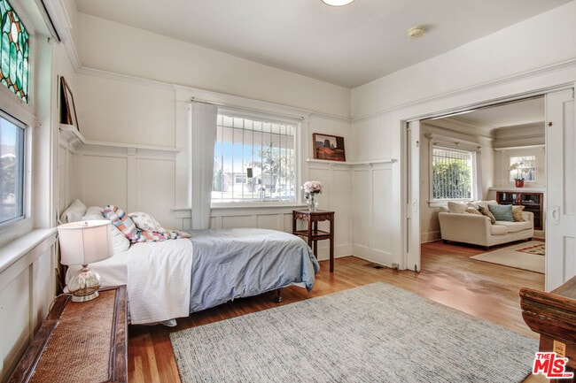 Building Photo - 1246 W 48th St