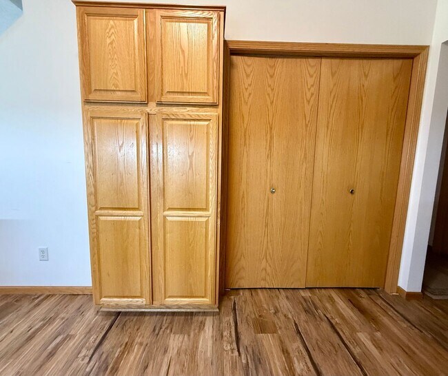 Building Photo - Lovely 3BR/3BA Otsego End Unit Townhome Available June!