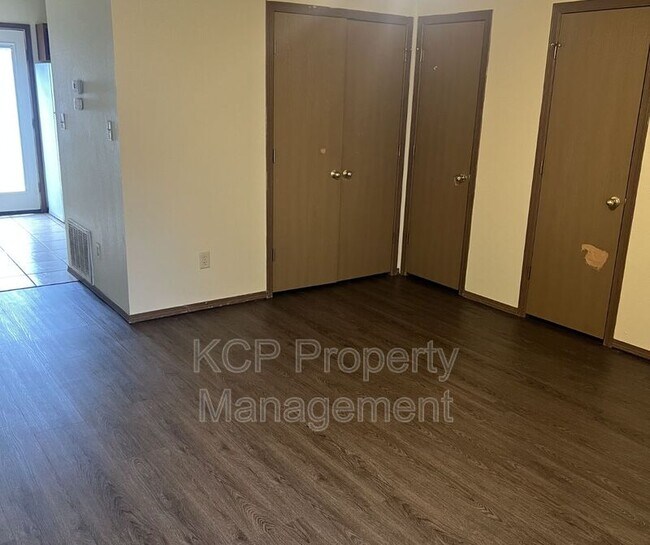 Building Photo - 3210 Phoenix Ave