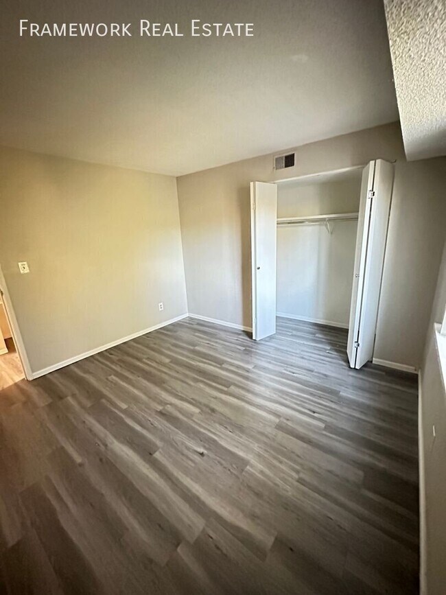 Building Photo - 280 E Highline Cir