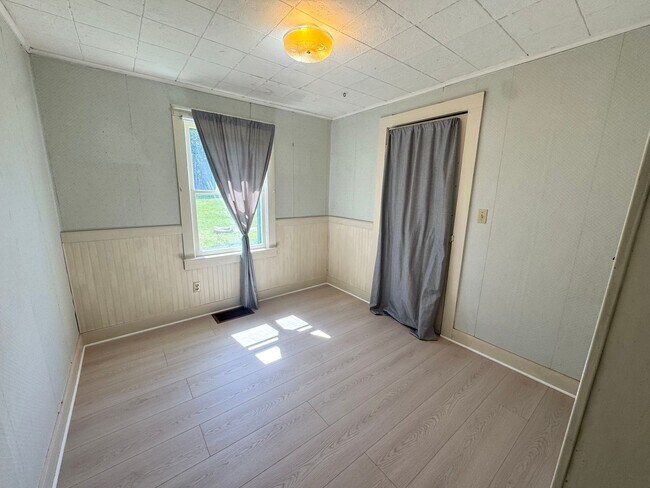 Building Photo - Spacious & Updated Home with Bonus Room, Large Basement, & Garage