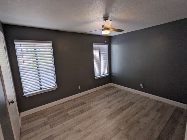 Building Photo - Ground Floor 2/2 in Pool Complex