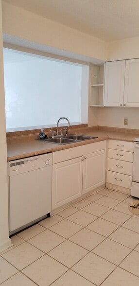 sink - 696 Tyner St