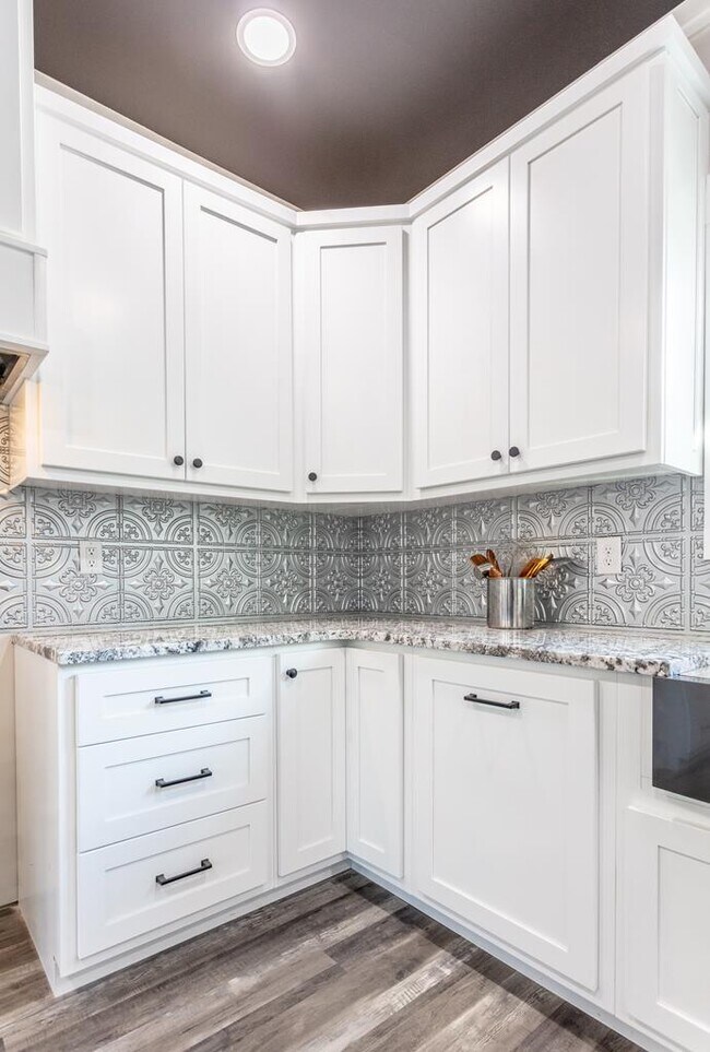 Building Photo - 823 Meridian Rd