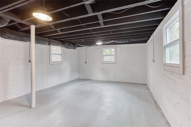 Building Photo - 1349 Lockhaven Cir SW