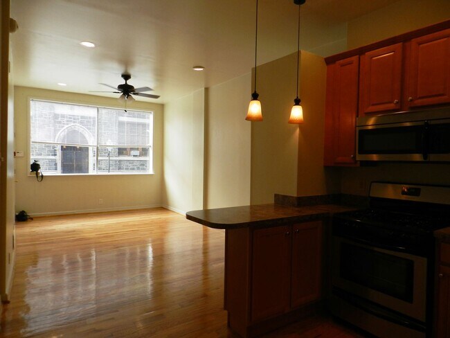 Building Photo - Beautiful 1 BR w/ in unit WASHER / DRYER a...