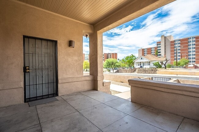 Building Photo - 928 E 6th St