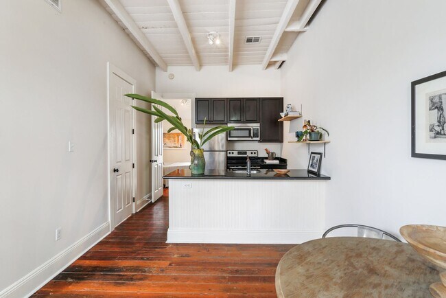 Building Photo - 1BD/1BA in Bywater, Central Air, W/D in Unit, Private Back Patio.