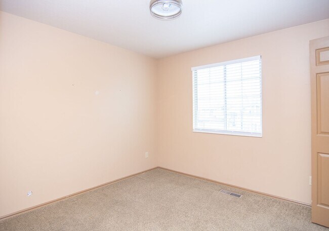 Building Photo - Really Nice 4 bedroom 3 Bath Home on Spacious Lot!