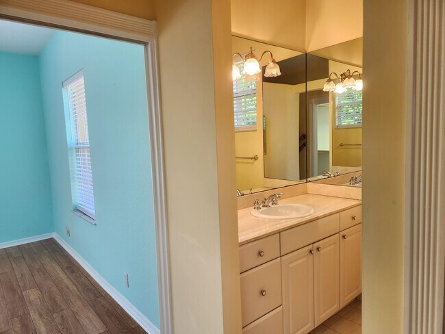 Building Photo - 17885 Fieldbrook Cir E